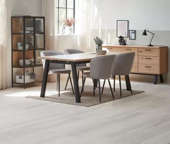 skovlunde_l_bord_eg_natur___risskov_stole_lysegr_3.webp Hot SKOVLUNDE L200 bord eg natur + 4 RISSKOV stole lysegrå Spisebordssæt